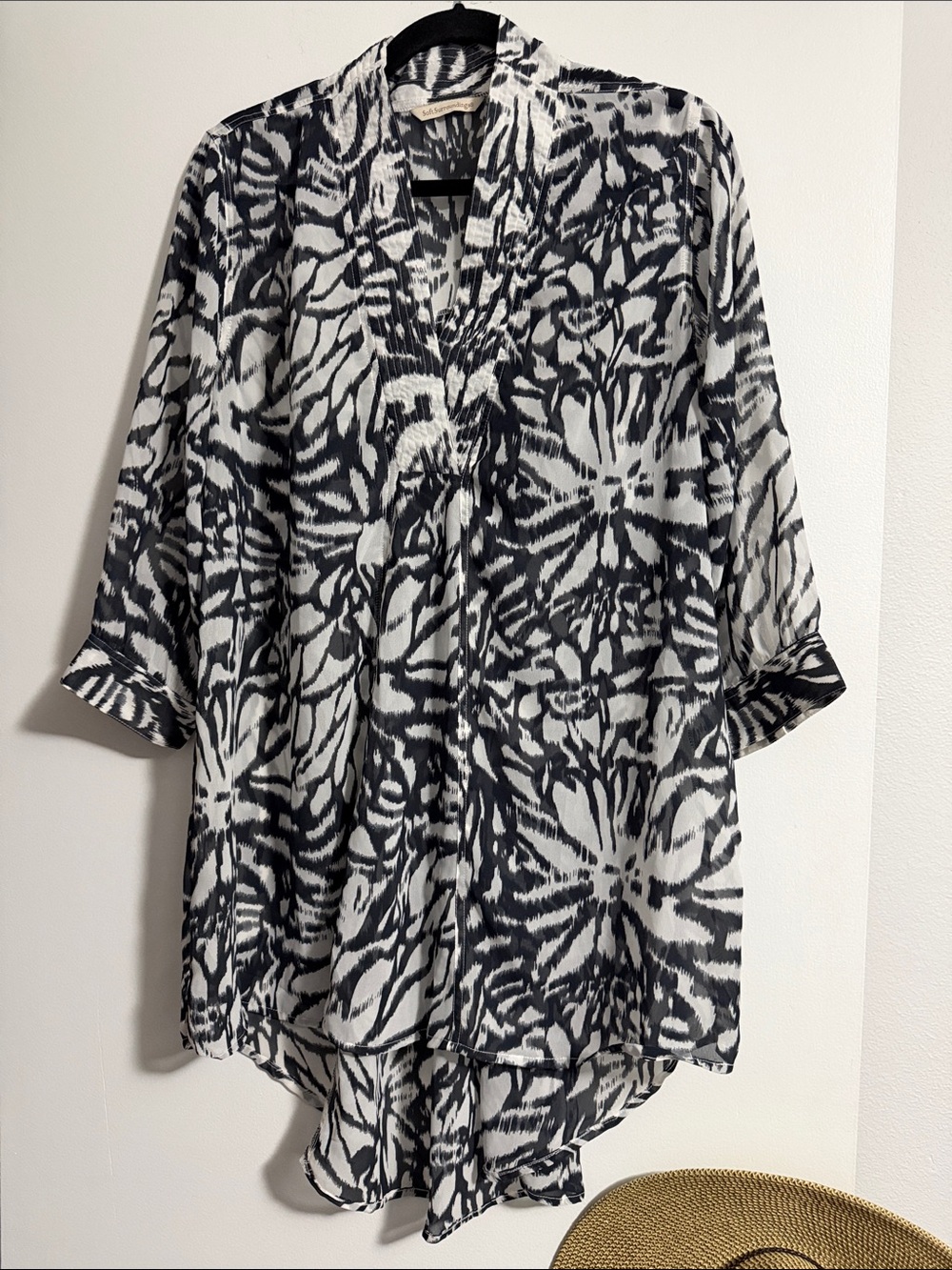 Soft Surroundings Lrg Black/White Floral Sheer Tunic Blouse. EUC
